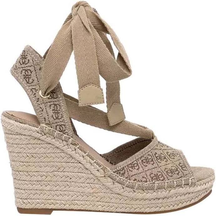 V přírodních barvách i provedení. (Guess, 1 829 Kč)