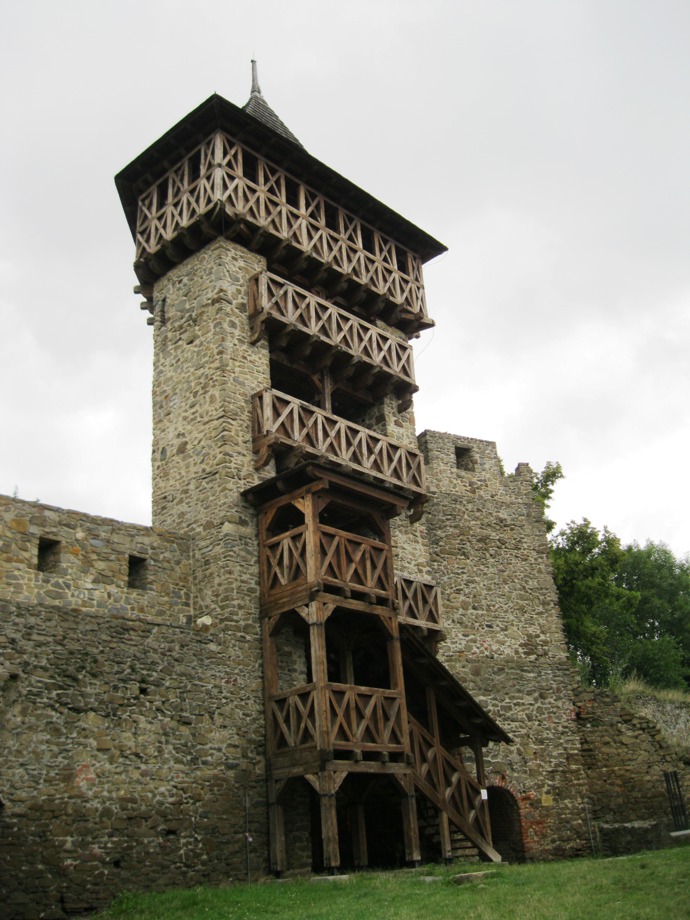 Hrad také nabízí takzvanou husitskou věž, která má 77 schodů.
