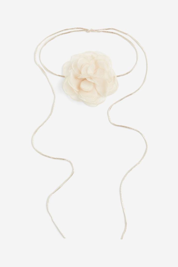 Model se zapínáním imituje ovinovací efekt dlouhými prvky. (H&M, 299 Kč)