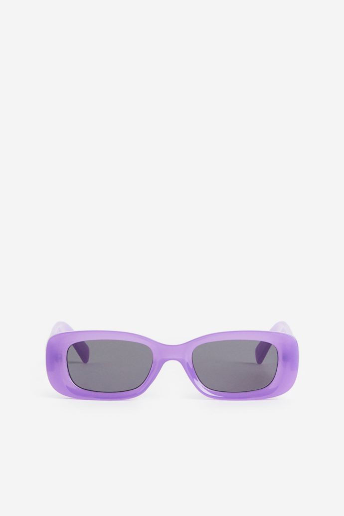 Nesmí vám chybět ani levandulové doplňky. Tyto brýle hledejte v pánské sekci obchodu H&M. (299 Kč)