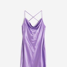 Také lesklý materiál s odstínem levandulové zahýbá. (H&M, 749 Kč)