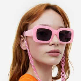 Řetízek na brýle. V aktuálním podání jej rozhodně nelze přehlédnout. (H&M, 249 Kč)