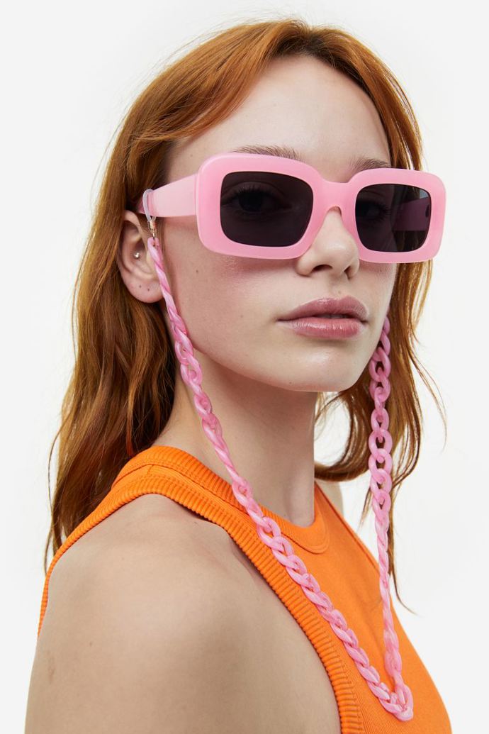 Řetízek na brýle. V aktuálním podání jej rozhodně nelze přehlédnout. (H&M, 249 Kč)