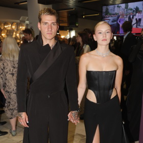 Šaty s průstřihy, velkým hitem sezony, vynesla i zpěvačka Annet X, přítelkyně DJ NobodyListena. Jde o dílo návrháře Tomáše Němce. Bez zajímavosti není ani rozparek, který sahal prakticky až k rozkroku.