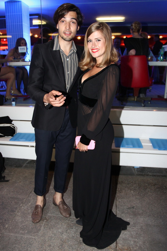 Na 48. ročníku festivalu se Emma a Jordan objevili ještě jako úplně mlaďounký pár. Zpěvačka vsadila na průsvitnou černou róbu, Jordan pak na své obvyklé zkrácené nohavice kalhot.