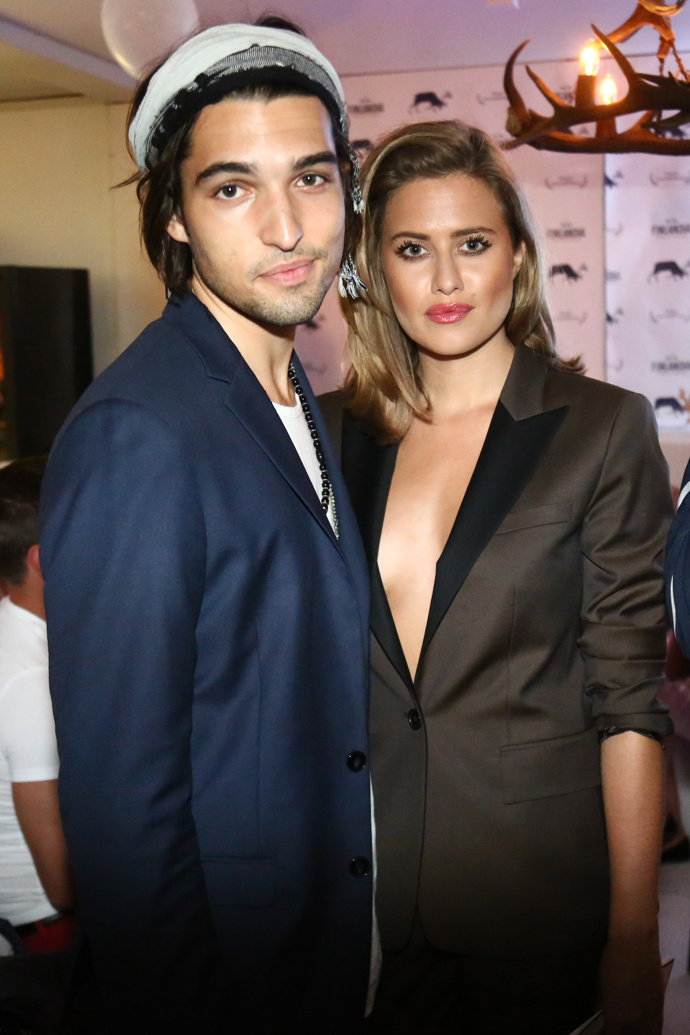 A rozhodně zaujali i na Finlandia bar - InStyle party, kam si Emma zapomněla vzít košili pod sako a Jordan si nejspíš od partnerky vypůjčil šátek do vlasů a korále.