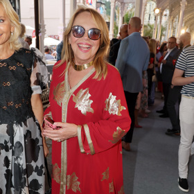 Bývalá první dáma herečka Dagmar Havlová oblékla zlatorudý kaftan.