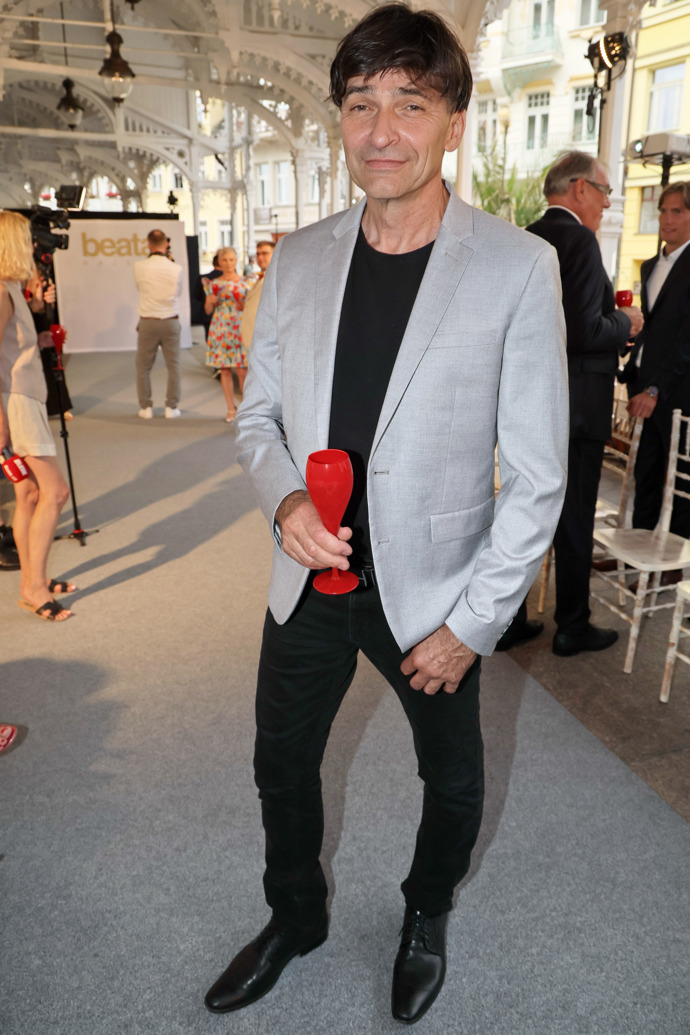 Herec Zdeněk Podhůrský dorazil v ukázkovém smart casual outfitu.