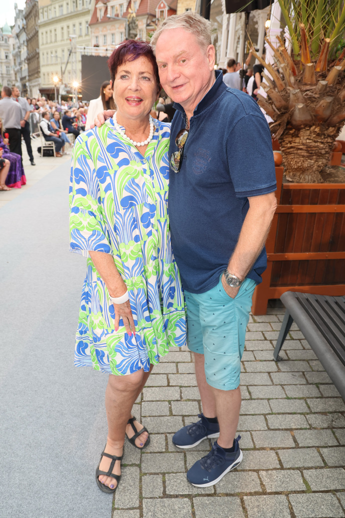 Moderátor Petr Jančařík pojal přehlídku neformálně. Na snímku s manželkou, která zvolila vzdušné vzorované šaty s letními vzory.
