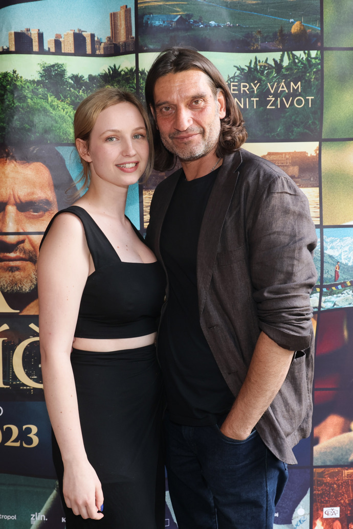 Ve strohé kombinaci černého crop topu a sukně představila film Dvě slova jako klíč herečka Diana Dulínková.