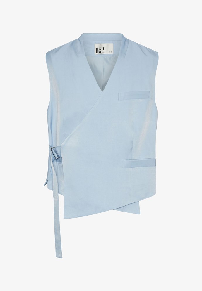 Zapínání na straně zdobí také jeden z unisexových modelů vhodný pro muže i ženy. (EQUAL, 2 890 Kč)