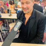 Filmový producent a režisér Petr Jákl věnoval australskému herci Russellu Croweovi hodinky české výroby, jelikož Russell hodinky sbírá.