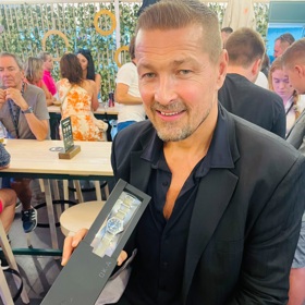 Filmový producent a režisér Petr Jákl věnoval australskému herci Russellu Croweovi hodinky české výroby, jelikož Russell hodinky sbírá.