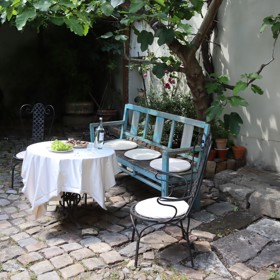 Veronika Petruchová v Praze bydlí v domě ze 16. století na pražské Malé Straně. Takhle vypadá její dvoreček.