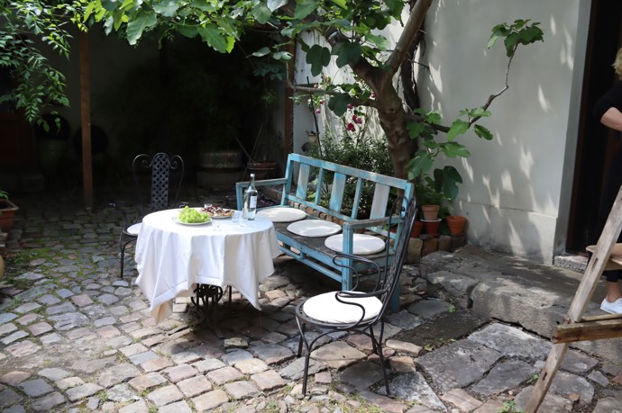 Veronika Petruchová v Praze bydlí v domě ze 16. století na pražské Malé Straně. Takhle vypadá její dvoreček.