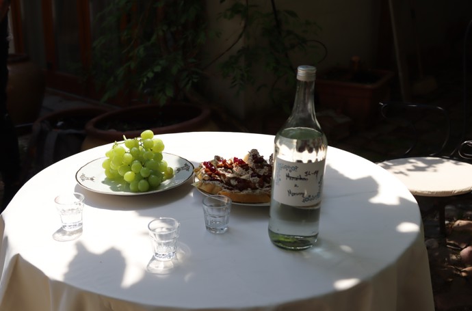 Moderátorka pochází z Moravy, o návštěvy je tedy královsky postaráno. Slivovici jí posílá tatínek.