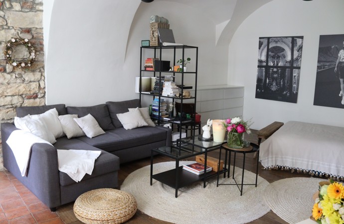 Uvnitř domu je velký obývací pokoj spojený s ložnicí.