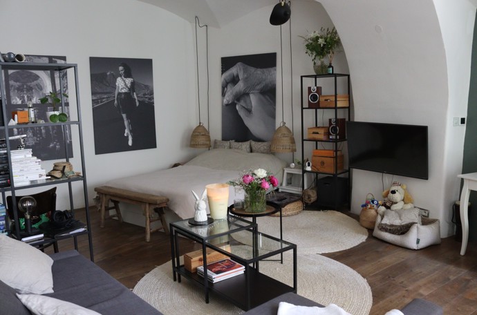 Místnost zdobí její obrazy.