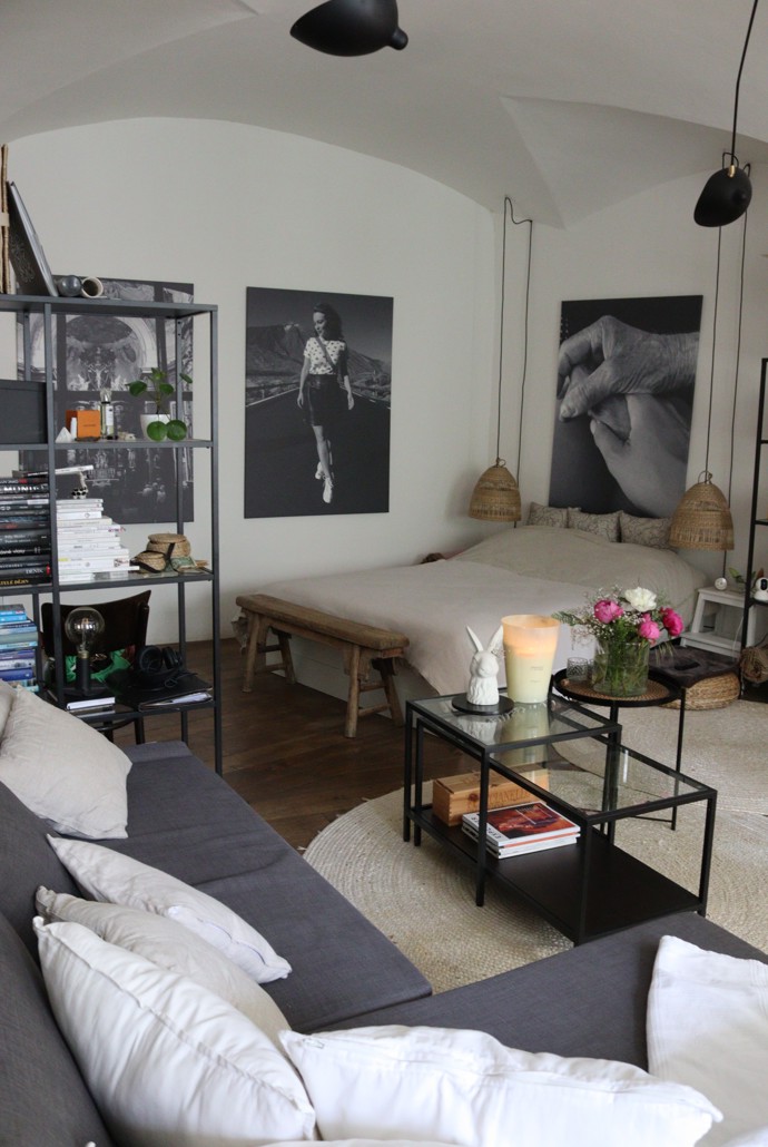 Starobylou místnost si sama zařizovala.