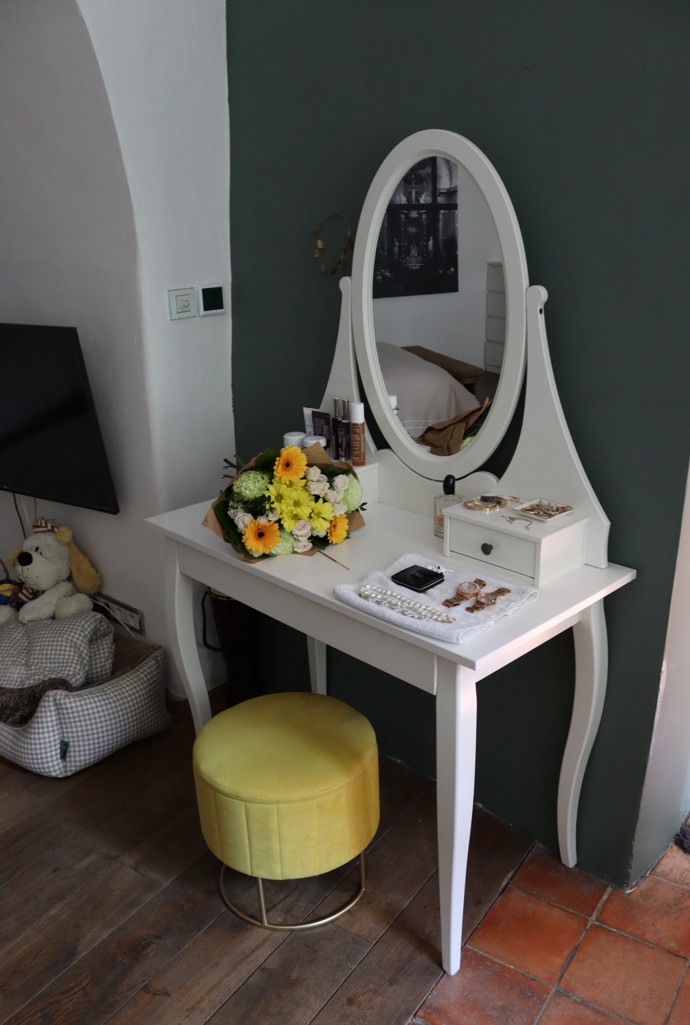 Veronika Petruchová se líčí u bílého toaletního stolku.