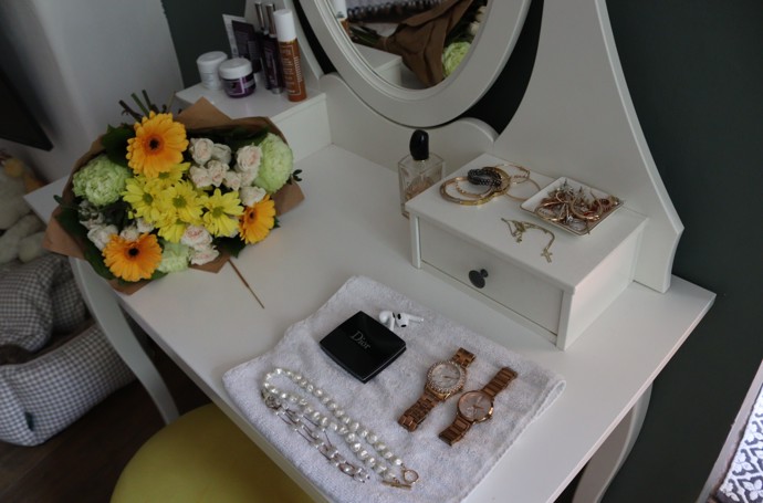 Na toaletním stolku nechybí její oblíbené šperky, hodinky a květiny.