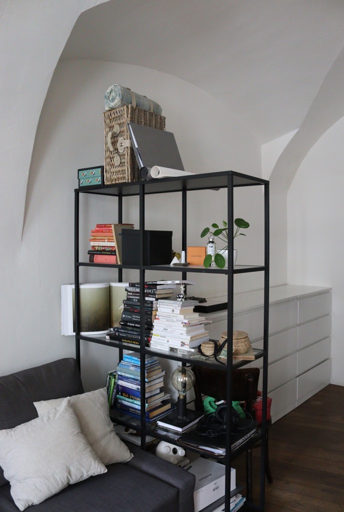 Polička velmi snadno odhalí, o čem Veronika ve chvílích volna ráda čte.