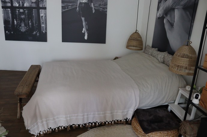 Postel Veroniky Petruchové je větších rozměrů a povlečení kryje velký potah.