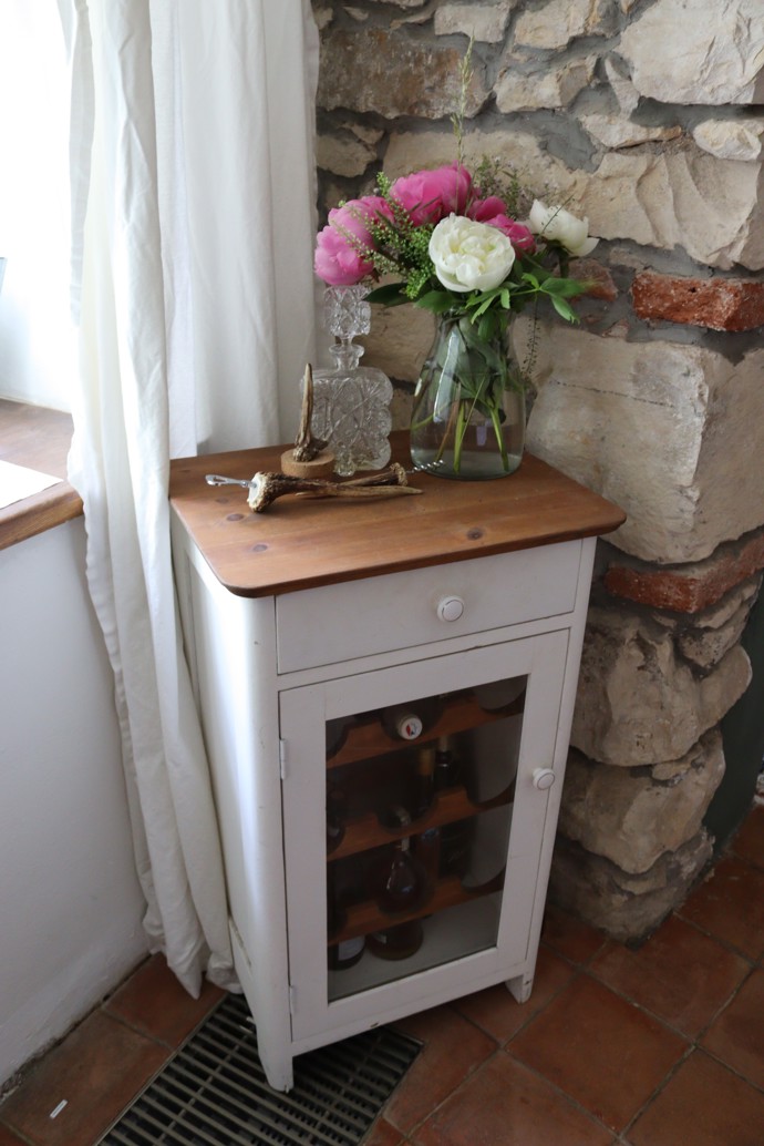 Nechybí ani domácí vinotéka, která poslouží také jako odkládací stolek.