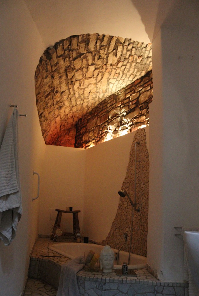 Její dominantou je skutečná skála, na které stojí Pražský hrad.