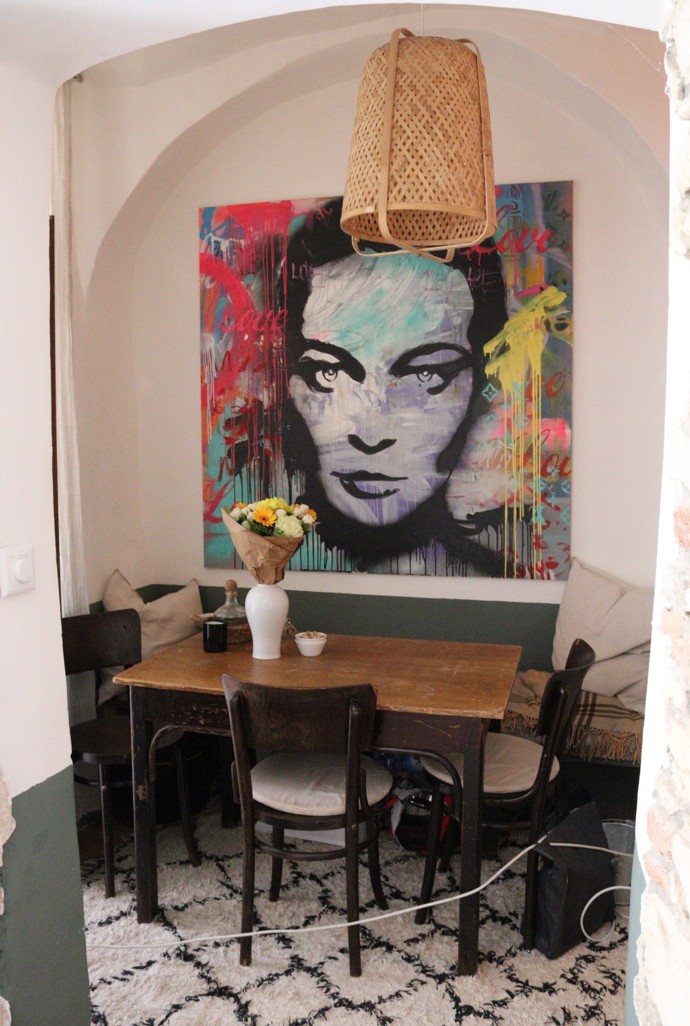 Jídelnu zdobí její vlastní portrét.