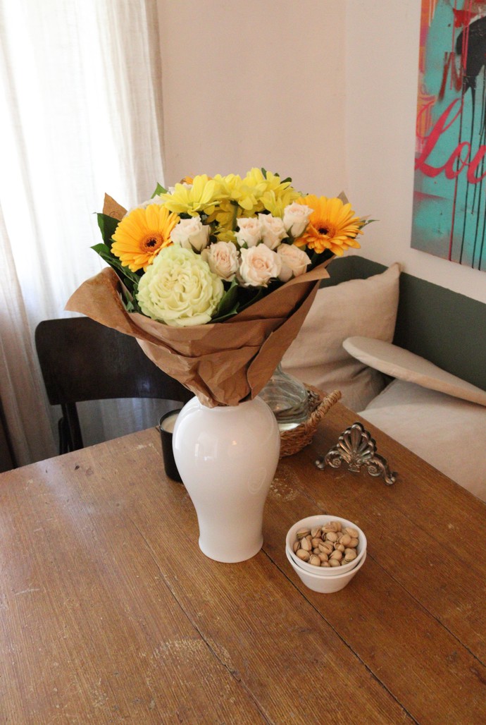 Na stole v jídelně nesmí chybět řezané květiny a malé pohoštění.