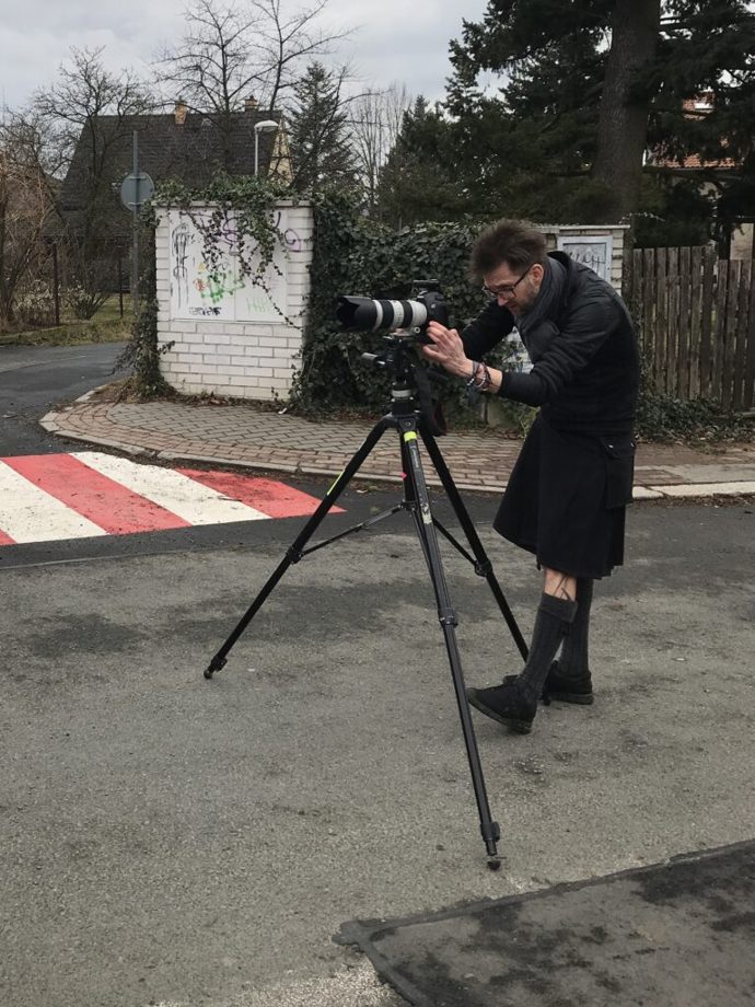 Daniel Sklenář při své práci, kdy mu kilt podle všeho vyhovuje lépe než kalhoty.