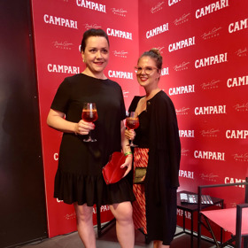 Na červené party nechyběla redakce magazínu Lifee.cz – Markéta Behinová s rudým psaníčkem ve tvaru polibku a Veronika Nováková v plisované červené sukni.