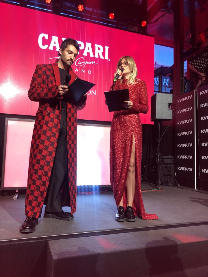 Večerem provázela dvojka Emma Smetana a Jordan Haj, kteří byli vzorem předepsaného dress codu – Cocktail with touch of red. 