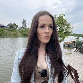 ...ani ve výstřihu.