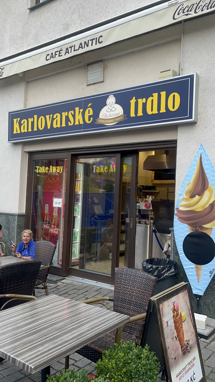 V Karlovarském trdlu v Lázeňské ulici jsme si dopřáli tradiční trdlo.