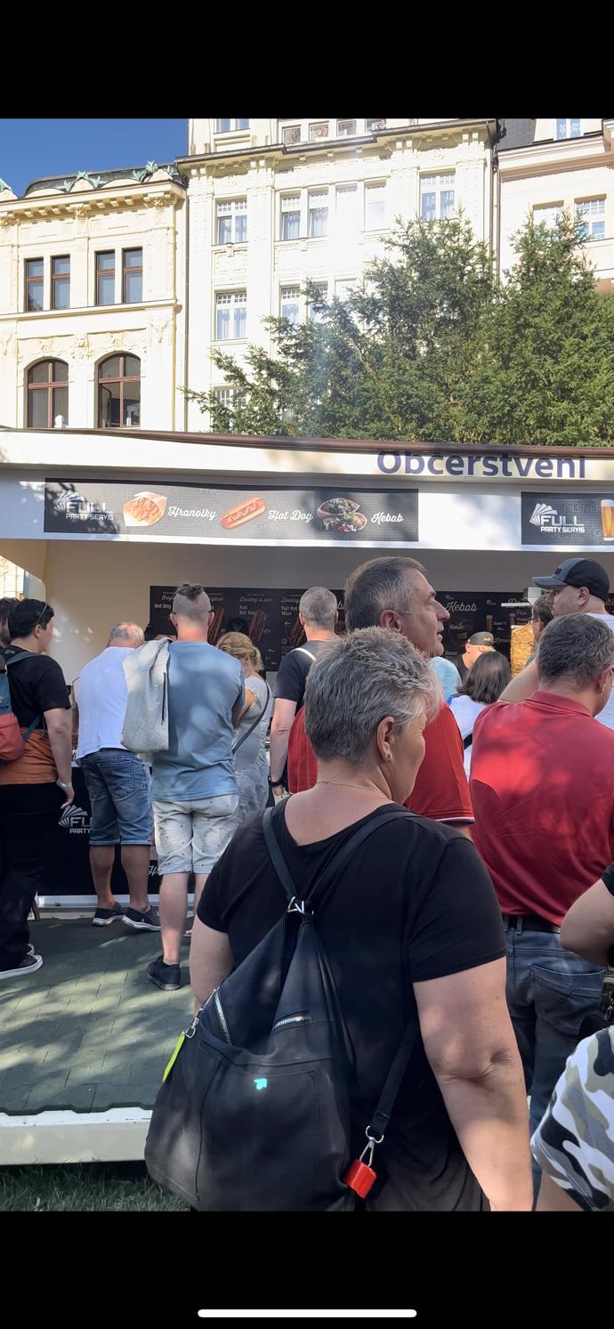 Fronta před stánkem s fastfoodem byla opravdu dlouhá.