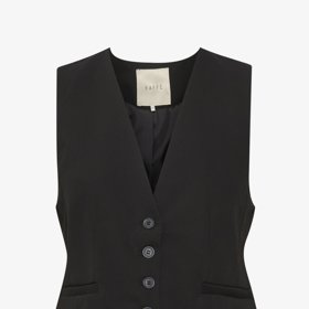 Klasická obleková vesta s pěti knoflíčky. (Kaffe, 1 790 Kč)