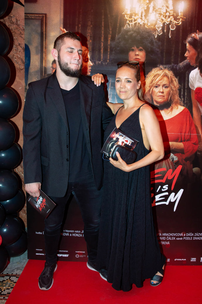 Dalším hvězdným párem byla Lucie Vondráčková s partnerem Zdeňkem Polívkou. Sladili se do černé barvy a ctili zadaný dress code.