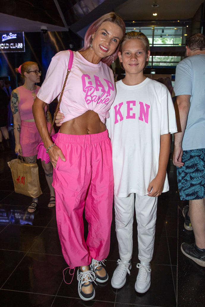 Do kina zavítala také modelka Klára Medková, které dělal doprovod jeden z jejích synů. Klára neváhala ukázat opálené svalnaté bříško, syn zase zaujal vtipným a všeříkajícím nápisem na triku.