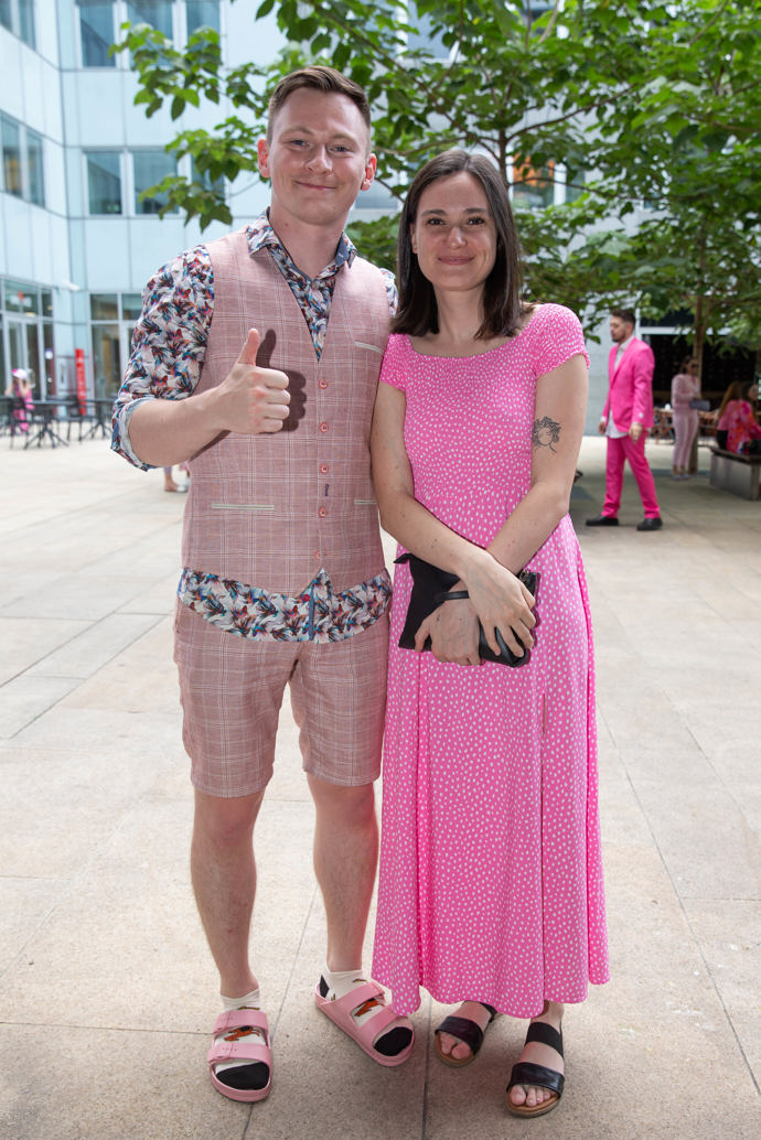 Influencer Mikýř přišel v pozoruhodném růžovém kompletu krátkých kalhot a vestičky. Jeho partnerka oblékla jednoduché letní šaty s puntíky, které doplnila černými botami a kabelkou.