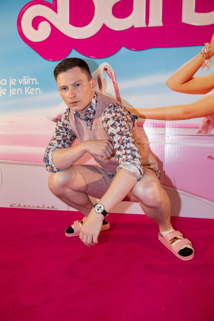 Mikýř si neodpustil zapózovat před Barbie fotostěnou.