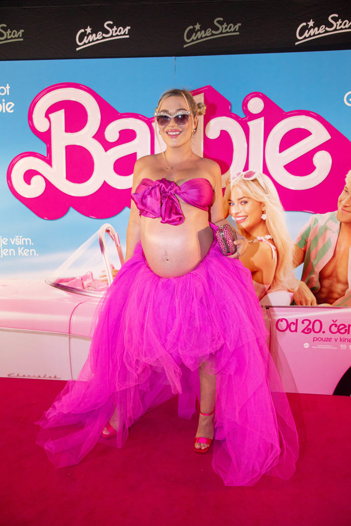 Influencerka Dominika Myslivcová si zahrála na českou Rihannu a na party ukázala bříško v pokročilém stadiu těhotenství. Fanoušky potom nechala na Instagramu hlasovat, zda je její model přes čáru, nebo se extravagance k filmu hodí.