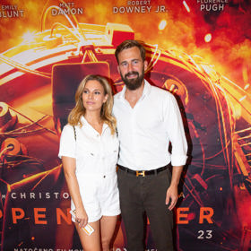 Petra Křivková-Svoboda s manželem Ondřejem přišli rovněž sladěni, pro změnu do bílé. Moderátorka oblékla krátký letní overal, manžel elegantní společenskou košili. Zde není co vytknout.