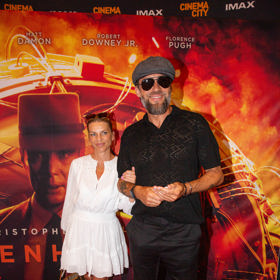 Bořek Slezáček s partnerkou Žanetou, které se v kuloárech přezdívá paní Columbová, jelikož svého muže do společnosti moc často nedoprovází. Žaneta oblékla podobně jako Petra Svoboda elegantní bílý komplet, Bořek ji doplňuje celý v černé a působí jako její bodyguard.