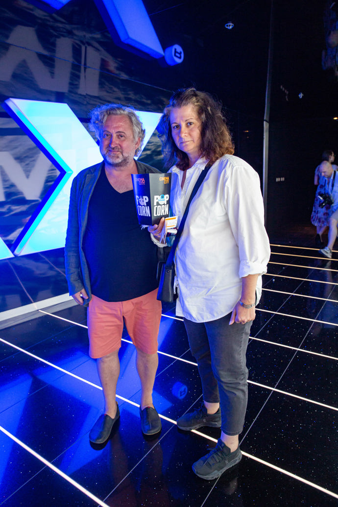 Režisér Jan Hřebejk s manželkou Lenkou jsou velcí filmoví fanoušci, proto si premiéru nenechali ujít. Oba přišli oblečeni velmi neformálně a také nesourodě. Barevné kraťasy si mohl slavný režisér odpustit a obléknout verzi v zemitějším odstínu.
