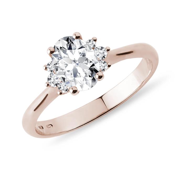 Nápadný laboratorní diamant zdobí jednoduchý zásnubní prsten z růžového zlata. (Klenota, 59 900 Kč)