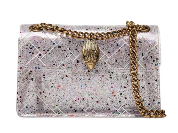Nenápadně transparetní kabelka s glitry a řetízkovým uchem. (Kurt Geiger, 3 390 Kč)