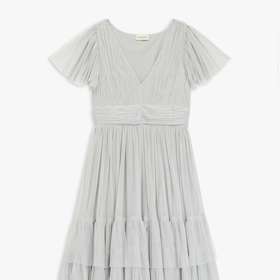 V decentním pojetí z vrstveného tylu. (Lace & Beeds, 3 499 Kč)