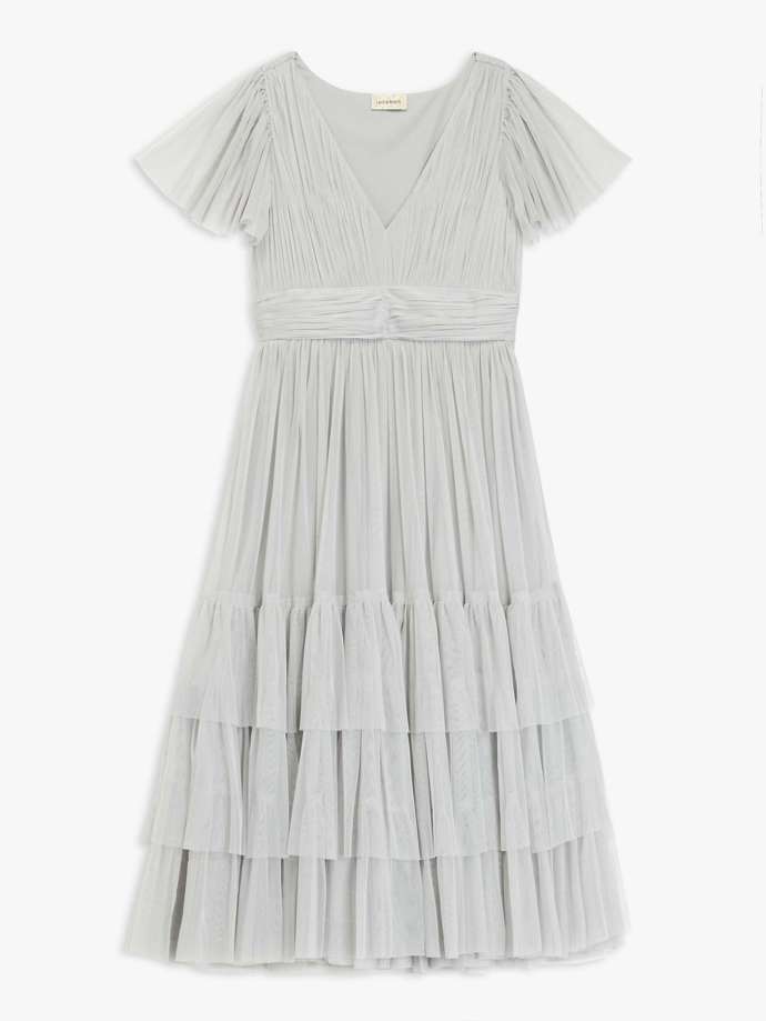 V decentním pojetí z vrstveného tylu. (Lace & Beeds, 3 499 Kč)